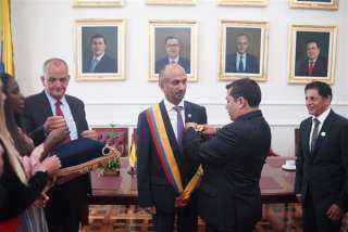البرلمان الكولومبي يمنح الجروان وسام سيمون بوليفار  