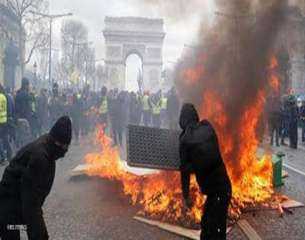 باريس تشتعل.. حرق سيارات ومتاجر في احتجاجات السترات الصفراء
