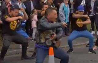 بالفيديو ..سكان نيوزيلندا يرقصون ”الهاكا” حدادا على ضحايا المسجدين