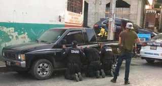 عصابة تختطف 11 شرطيا و”تهينهم” في الشارع
