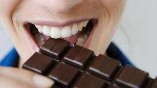 دراسة: تناول الشوكولاتة الداكنة يحمي من مرض خطير
