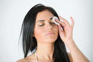 طرق إزالة ماكياج العين بشكل صحيح دون الاضرار ببشرتك