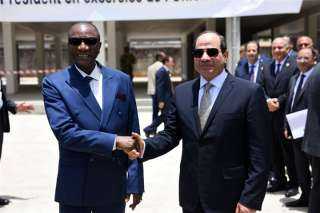 بالصور.. مراسم استقبال رسمية للسيسي في كوناكري والرئيس يفتتح مبنى باسمه 