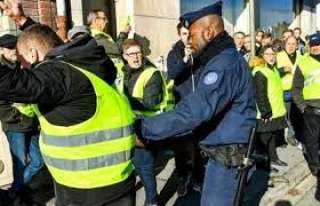 الشرطة الفرنسية تعتقل 126 شخصا في مسيرة للسترات الصفراء