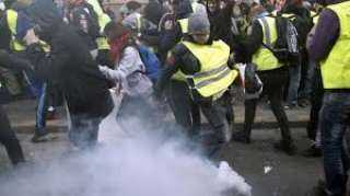 إطلاق الغاز المسيل للدموع على متظاهري السترات الصفراء في فرنسا  