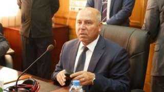 ركاب محطة سيدي جابر بالإسكندرية يستقبلون كامل الوزير وزير النقل بالورود