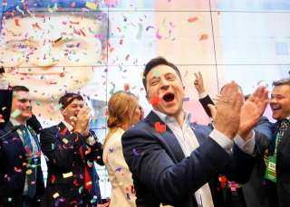 فوز الممثل الكوميدي زيلينسكي بالانتخابات الرئاسية في أوكرانيا