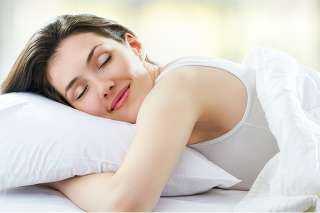 هل تتسبب وضعية نومك في ظهور تجاعيد البشرة؟