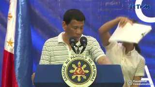 شاهد ..صرصور يتسلق كتف الرئيس الفلبيني 