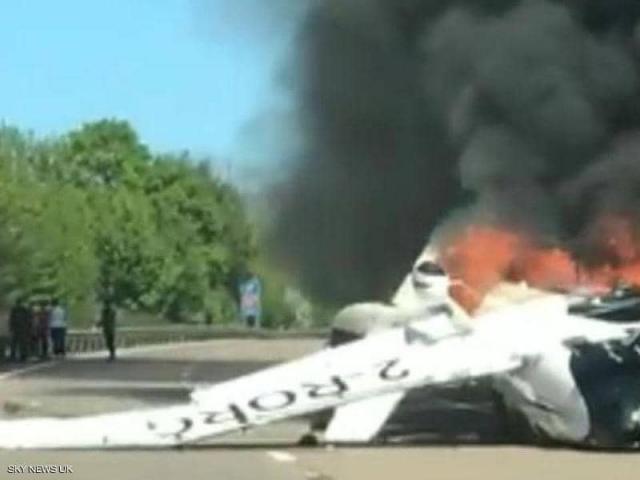  تحطم طائرة على طريق سريع في بريطانيا