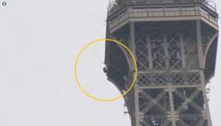 شاهد.. إخلاء برج إيفل في باريس بعد رصد ”متسلق”