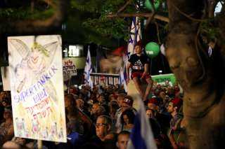 شاهد .. خروج آلاف الإسرائيليين في مظاهرات عارمة في تل أبيب 