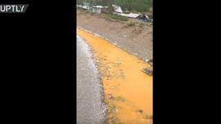 بالفيديو .. السموم تحول نهر بروسيا إلى اللون البرتقالي