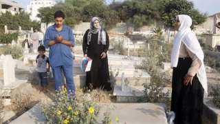 الإفتاء توضح شرط مساواة الرجال والنساء في زيارة القبور  