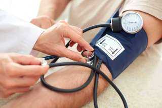 ارتفاع ضغط الدم.. ”العلامة الخطيرة” على يديك