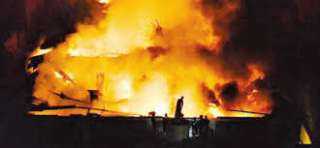 المعمل الجنائى يعاين حريق داخل مصنع فى الوايلى