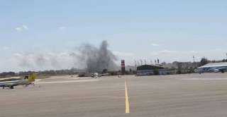 إغلاق المجال الجوي لمطار معيتيقة بطرابلس الليبية بعد سقوط قذائف