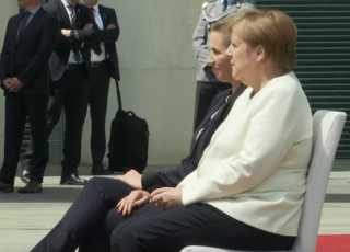 بالفيديو.. بعد تكرر نوبات الارتجاف.. ميركل تجلس عند استقبالها رئيسة الوزراء الدنماركية