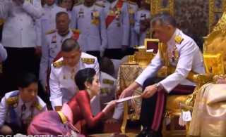 بالفيديو.. ملك تايلاند يتزوج عشيقته بحضور زوجته الملكة