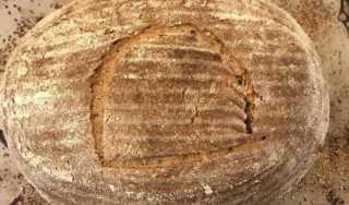 يخبز رغيفا باستخدام خميرة ”فرعونية” عمرها 4500 عام