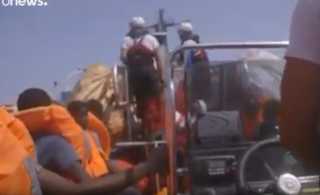 بالفيديو.. سفينة نرويجية تنقذ 85 مهاجرا بينهم نساء وأطفال بسواحل ليبيا