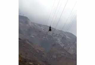 بالفيديو... فتاة معلقة بين السماء والأرض أمام الملأ في السعودية