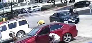 بالفيديو.. سائق يفتح النار داخل بنزينة في هيوستن
