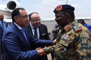 رئيس الوزراء يصل مطار سفنكس بعد التوقيع على الوثيقة الدستورية السودانية  