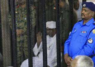 شاهد.. الصور الأولى للرئيس السوداني المخلوع عمر البشير من داخل المحكمة اليوم