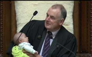 رئيس برلمان نيوزيلندا يرضع طفلا خلال جلسة نقاش