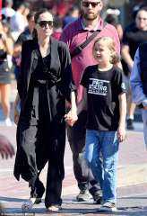 بالصور.. أنجلينا جولي تصطحب أبنائها لـ ديزني لاند وتتخفى بهذه الاطلالة