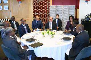 السيسى يستضيف رؤساء رواندا والسنغال وجنوب افريقيا بـ”غداء عمل” فى فرنسا