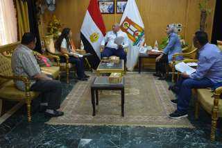 محافظ الوادى الجديد يلتقي بوفد الشركة المنظمة للمهرجان الدولي الخامس للتمور المصرية