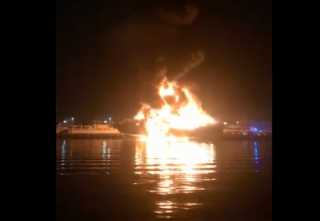 بالفيديو... حريق ضخم يتلف 100 مركبة في ميناء الشارقة