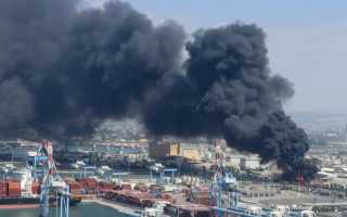 بالفيديو.. إغلاق ميناء حيفا بسبب حريق كبير
