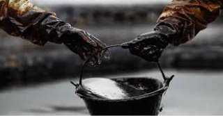 النفط ينخفض في ظل الحرب التجارية بين الصين وواشنطن