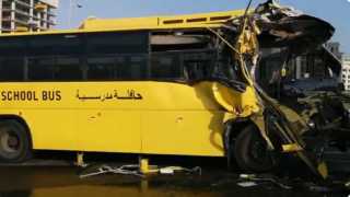 بالفيديو.. إصابة 15 طالبا بحادث اصطدام حافلة مدرسية بصهريج في دبي