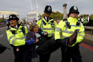 شرطة لندن تقبض على 135 من نشطاء مكافحة تغير المناخ