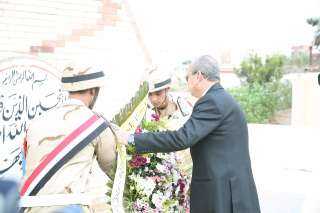بالفيديو والصور .. محافظ كفر الشيخ يضع إكليلًا من الزهور على قبر الجندى المجهول