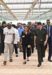 وزيرة الاستثمار ومدير الخدمة الوطنية يصطحبان رئيس ”ايفاد” فى زيارة للصوب الزراعية