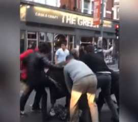 بالفيديو.. مواطنون يلقنون لصا يسرق في وضح النهار درسا في لندن