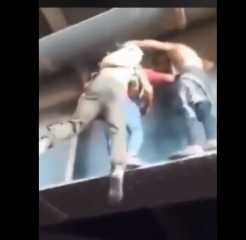 بالفيديو.. متظاهر عراقي ينقذ زميله من حافة الجسر بطريقة بطولية