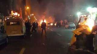متظاهرو إيران يشعلون النيران في مقر شرطة ويحرقون صورة خامنئي  