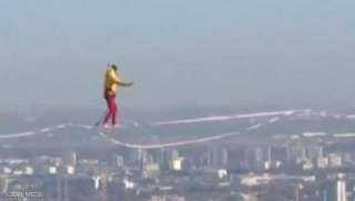 بالفيديو.. رجل يسير على حبل بارتفاع 50 طابقا 
