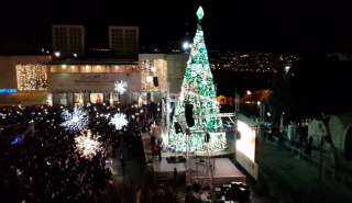 فلسطين.. إضاءة شجرة عيد الميلاد في ساحة المهد ببيت لحم 