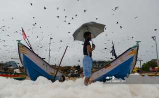 رغوة سامة تجتاح أحد أشهر شواطئ الهند