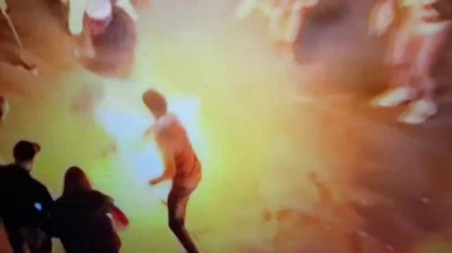 متظاهر لبناني يحرق نفسه 