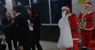 بابا نويل يستقبل السياح بالشيكولاتة والهدايا فى مطار القاهرة