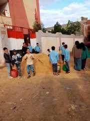 تلاميذ يحملون ”الرمل” إلى داخل المدرسة.. وتعليم كفر الشيخ: ”معسكر مشاركة مجتمعية”