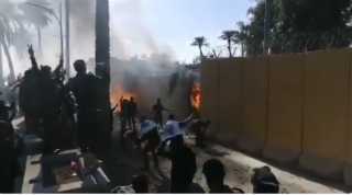 بالفيديو.. محتجون يحرقون السياج الخارجي للسفارة الأمريكية في بغداد